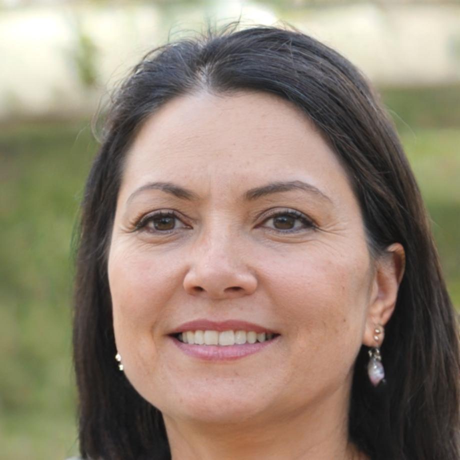 Isabella Thornfield, Founder and Senior Financial Analyst